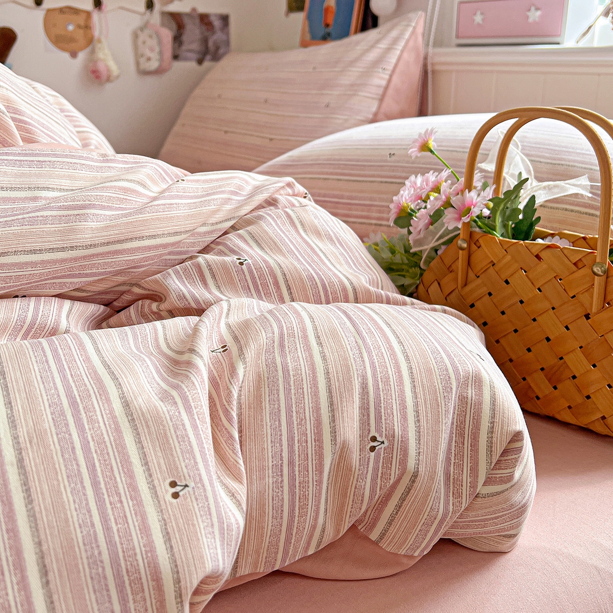 91家纺网 家纺一手货源 找家纺 金梦拉家纺 2026春夏新款高克重提花色织印花小布袋四件套 玫瑰樱桃