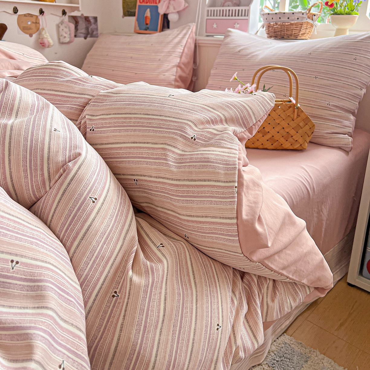 91家纺网 家纺一手货源 找家纺 金梦拉家纺 2026春夏新款高克重提花色织印花小布袋四件套 玫瑰樱桃