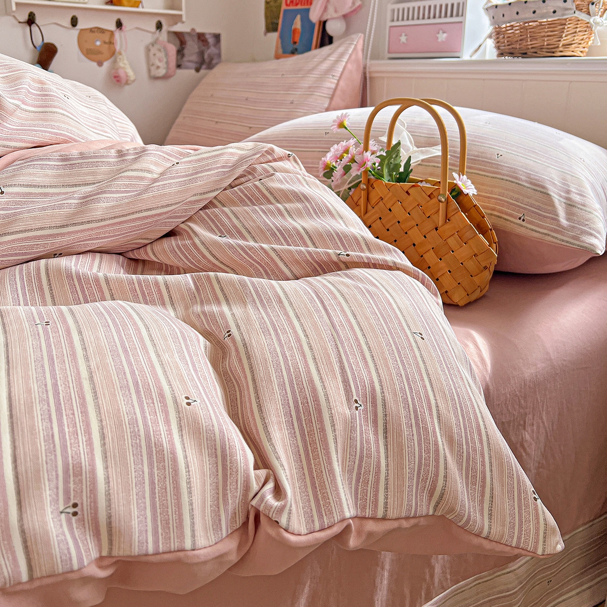 91家纺网 家纺一手货源 找家纺 金梦拉家纺 2026春夏新款高克重提花色织印花小布袋四件套 玫瑰樱桃