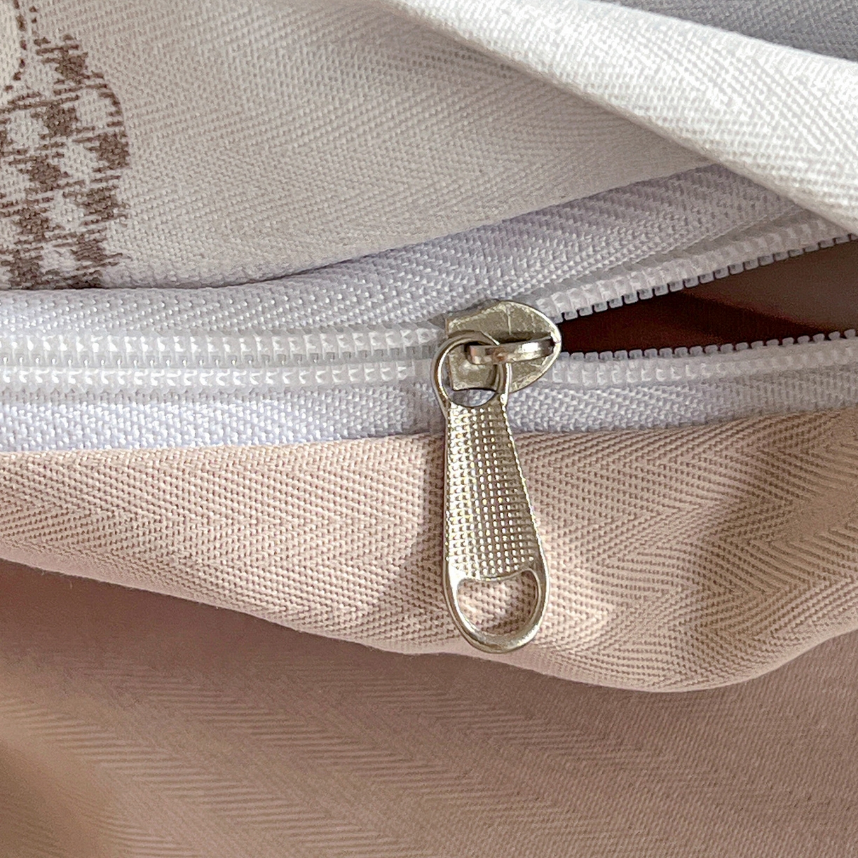 91家纺网 家纺一手货源 找家纺 金梦拉家纺 2026春夏新款高克重提花色织印花小布袋四件套 小木马