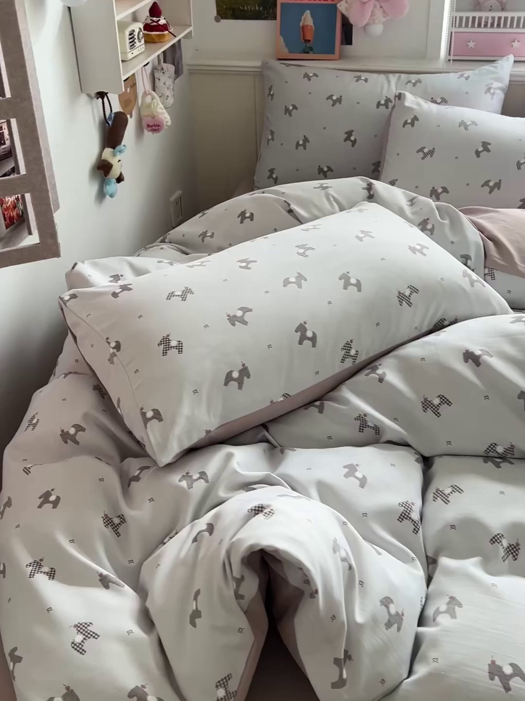 91家纺网 家纺一手货源 找家纺 金梦拉家纺 2026春夏新款高克重提花色织印花小布袋四件套 小木马