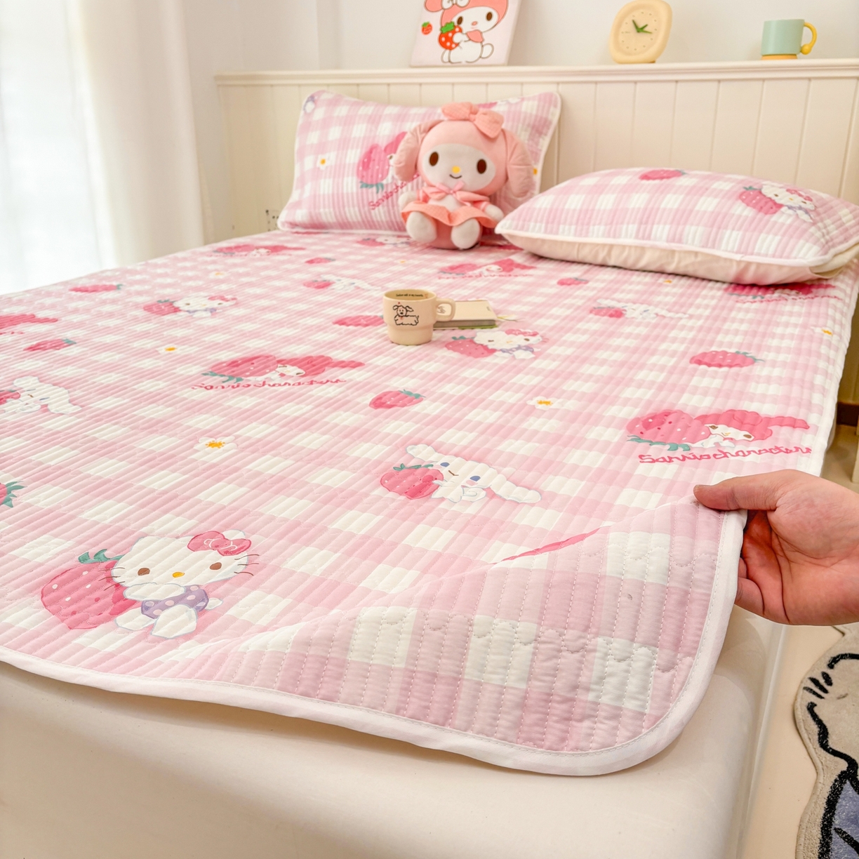 91家纺网 家纺一手货源 找家纺 孩子王家纺 2026新款Sanrio三丽鸥正版授权全棉纯棉夹棉多功能床垫-床盖（含防伪码） 奶芙美乐蒂