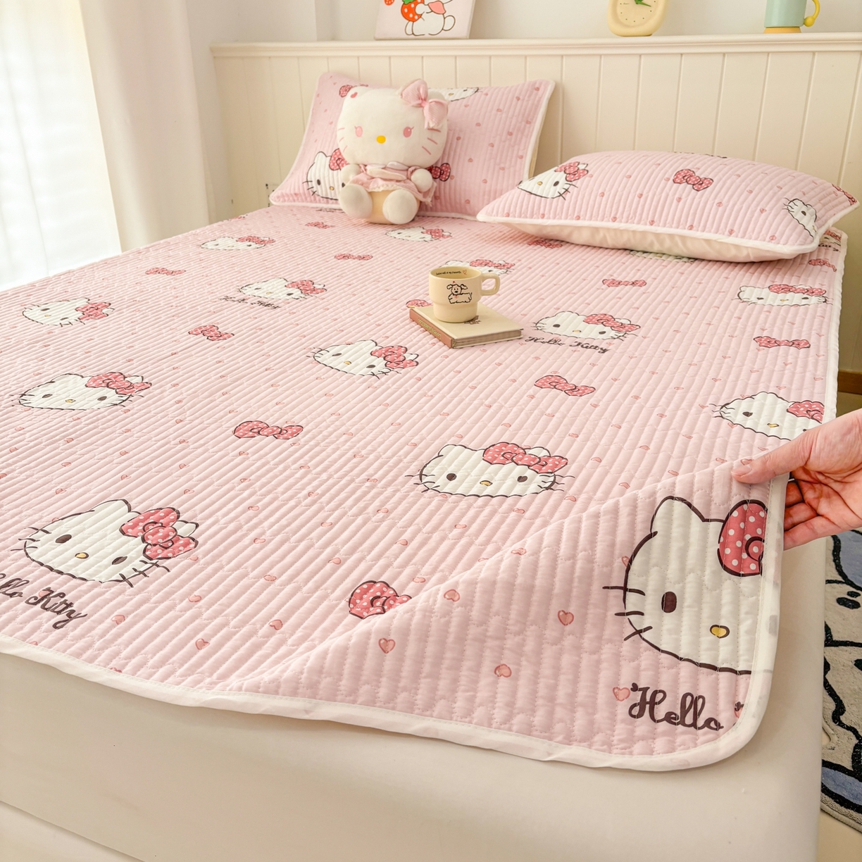 91家纺网 家纺一手货源 找家纺 孩子王家纺 2026新款Sanrio三丽鸥正版授权全棉纯棉夹棉多功能床垫-床盖（含防伪码） 甜糯凯蒂