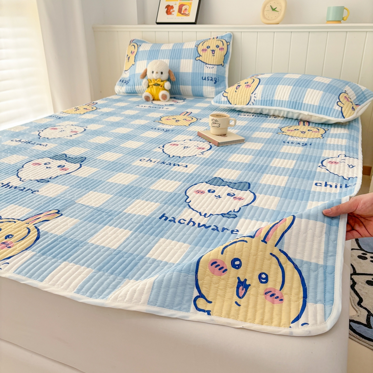 91家纺网 家纺一手货源 找家纺 孩子王家纺 2026新款Sanrio三丽鸥正版授权全棉纯棉夹棉多功能床垫-床盖（含防伪码） 蓝格乌萨奇