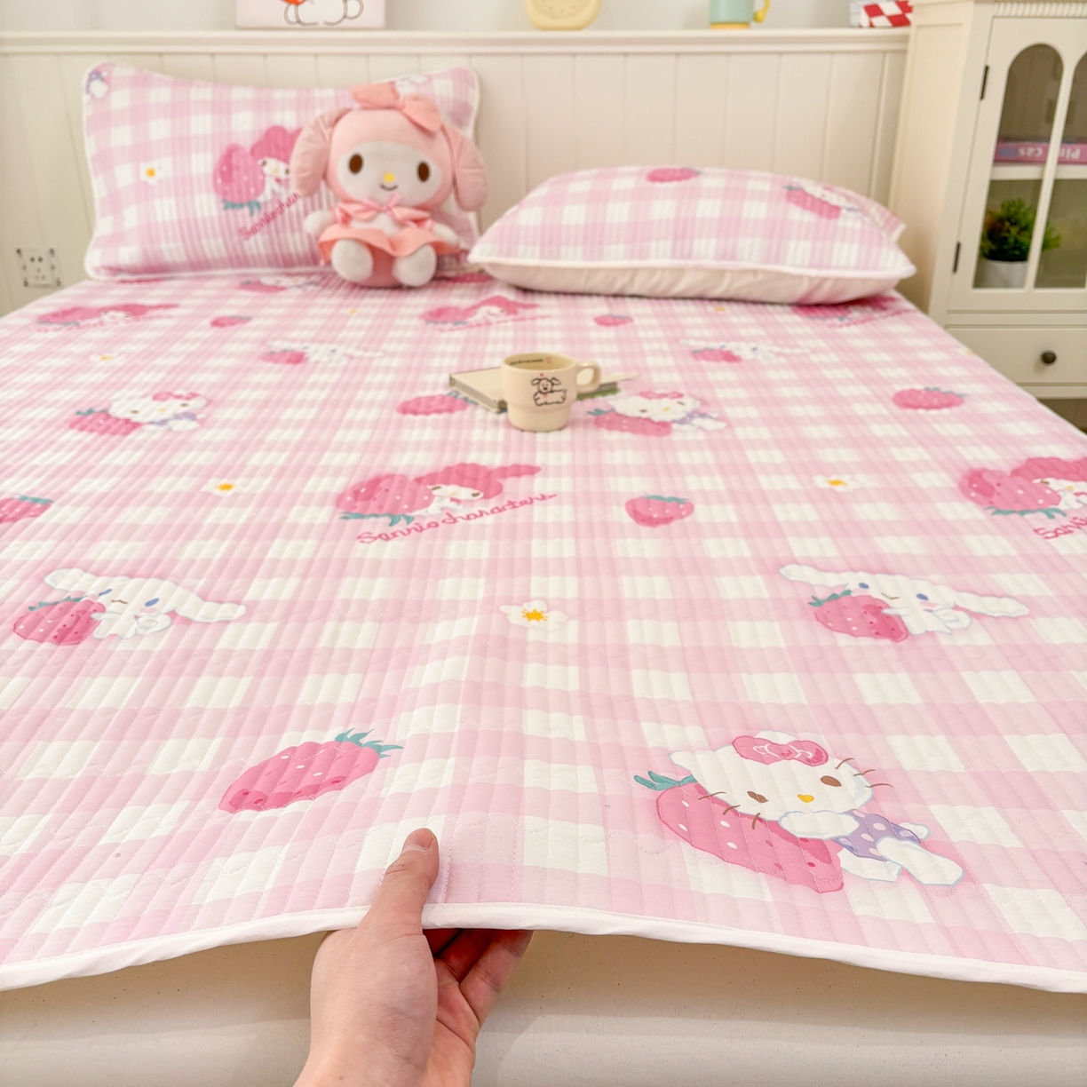 91家纺网 家纺一手货源 找家纺 孩子王家纺 2026新款Sanrio三丽鸥正版授权全棉纯棉夹棉多功能床垫-床盖（含防伪码） 奶芙美乐蒂