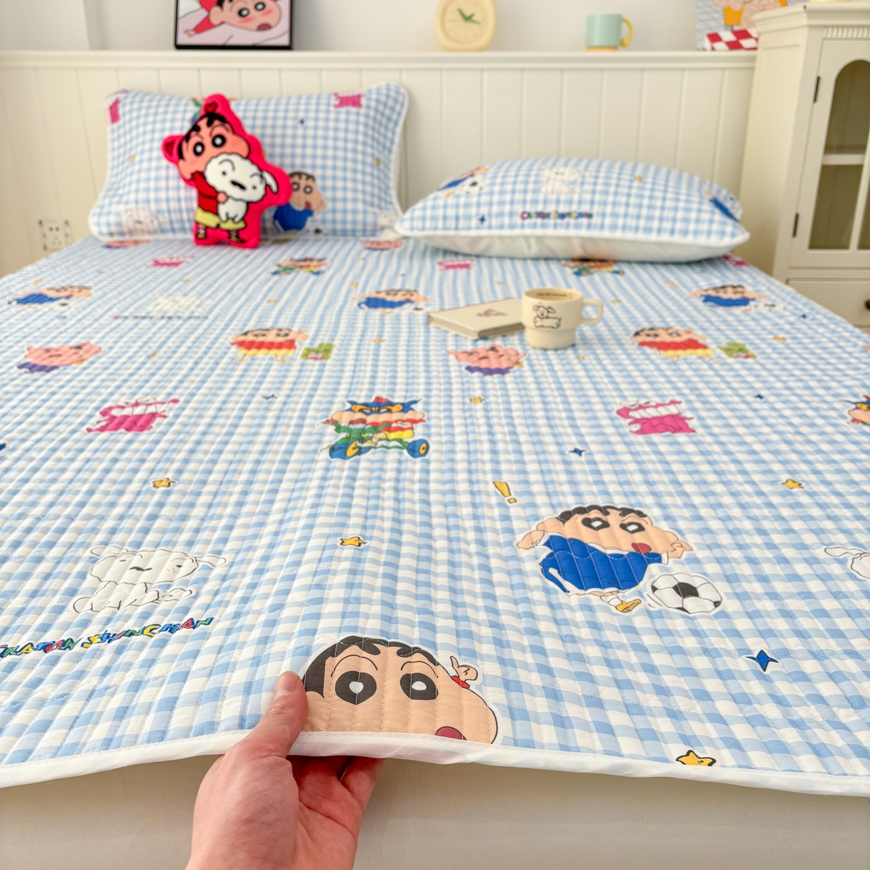 91家纺网 家纺一手货源 找家纺 孩子王家纺 2026新款Sanrio三丽鸥正版授权全棉纯棉夹棉多功能床垫-床盖（含防伪码） 蓝格小新乐园
