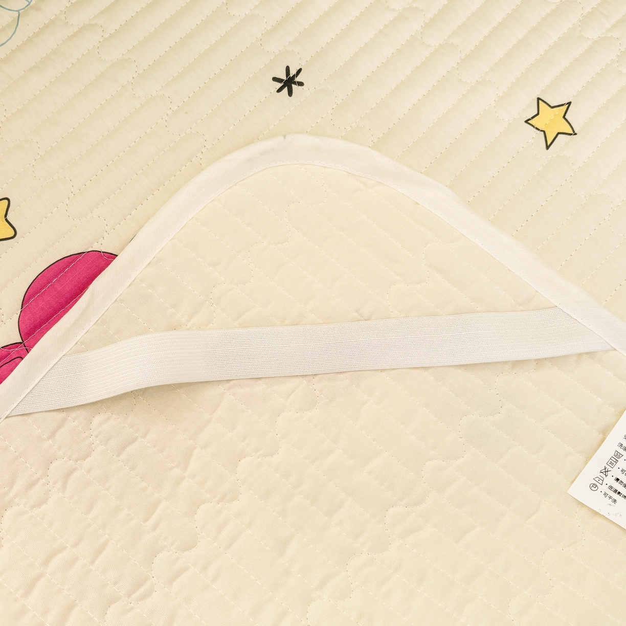 91家纺网 家纺一手货源 找家纺 孩子王家纺 2026新款Sanrio三丽鸥正版授权全棉纯棉夹棉多功能床垫-床盖（含防伪码） 童趣小新