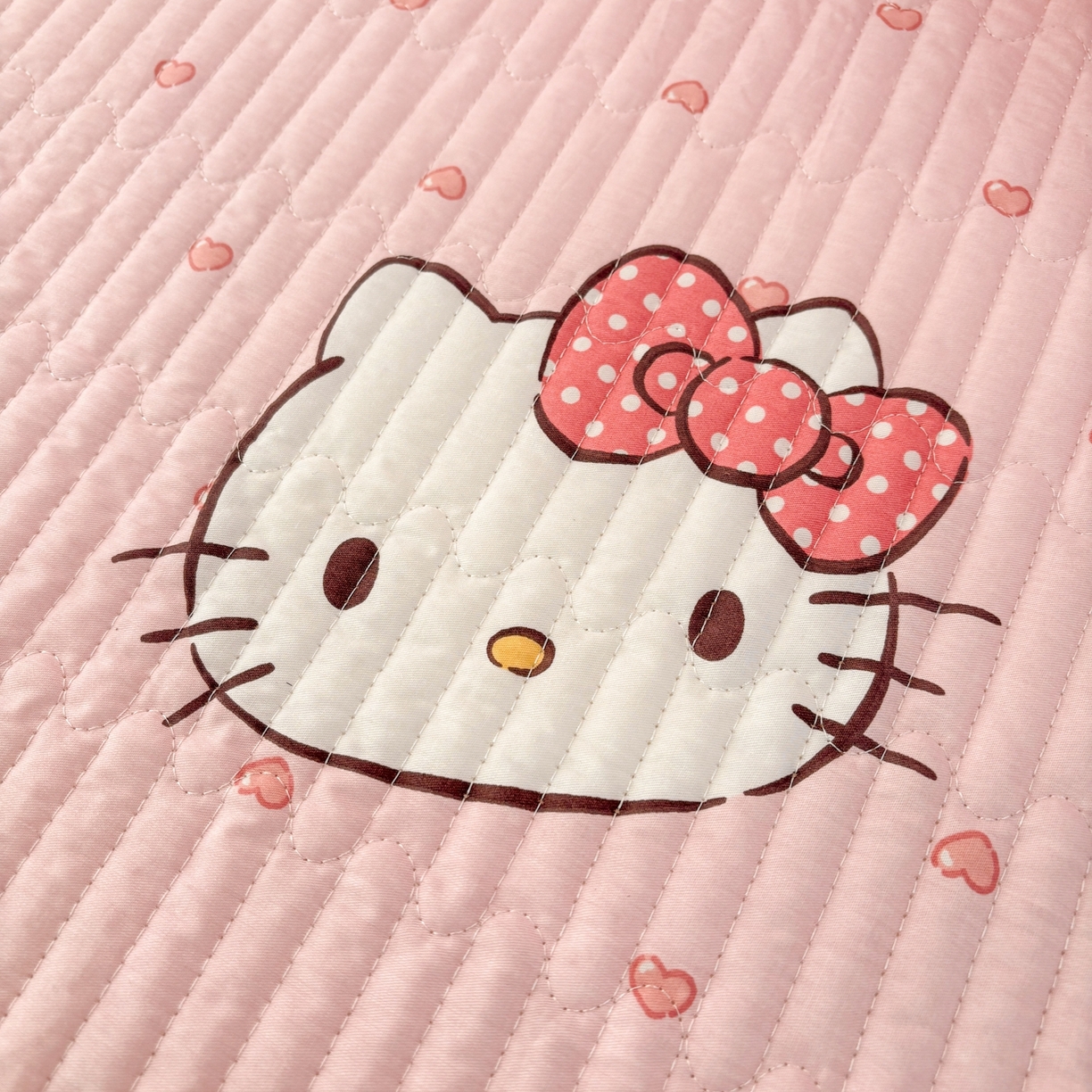 91家纺网 家纺一手货源 找家纺 孩子王家纺 2026新款Sanrio三丽鸥正版授权全棉纯棉夹棉多功能床垫-床盖（含防伪码） 甜糯凯蒂