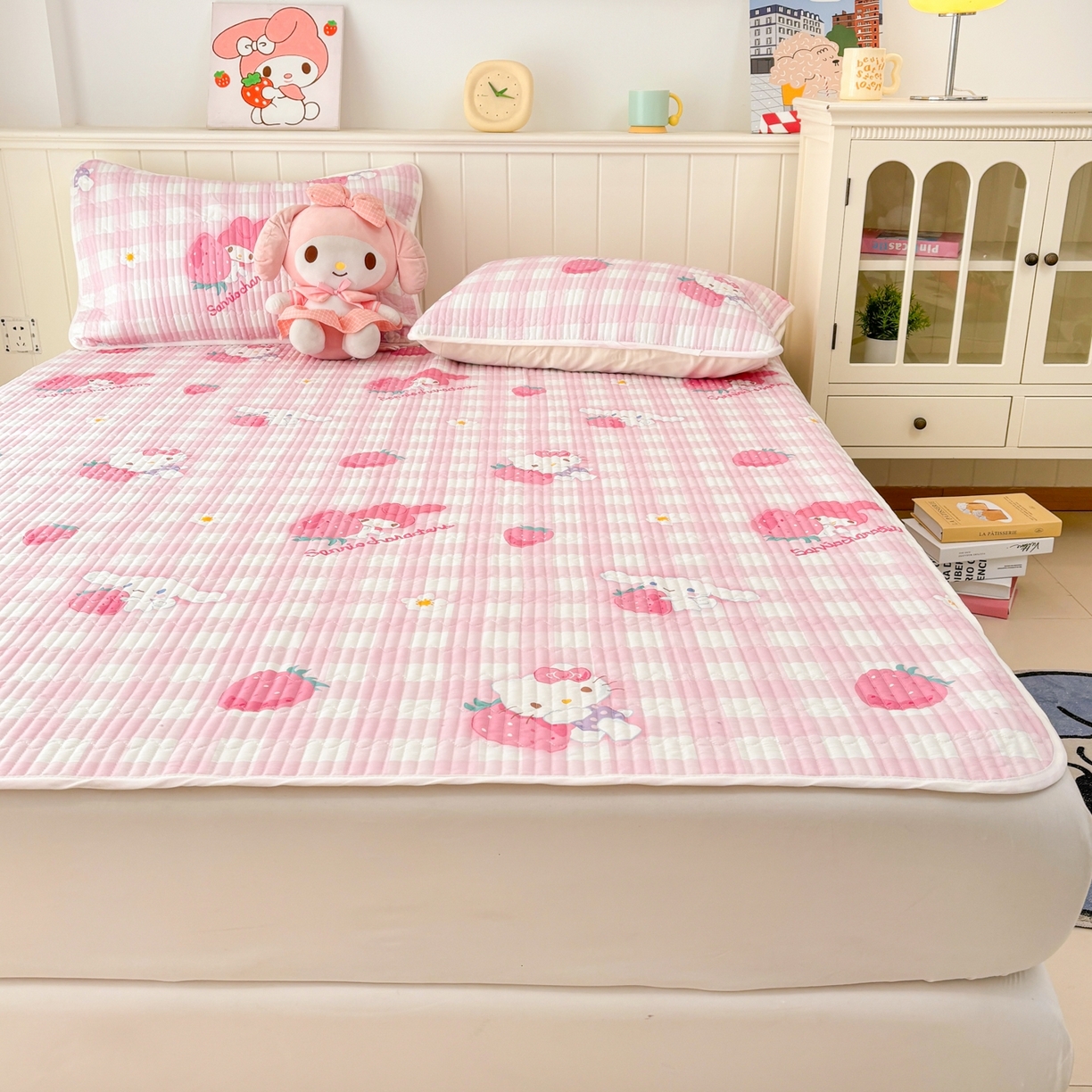 91家纺网 家纺一手货源 找家纺 孩子王家纺 2026新款Sanrio三丽鸥正版授权全棉纯棉夹棉多功能床垫-床盖（含防伪码） 奶芙美乐蒂