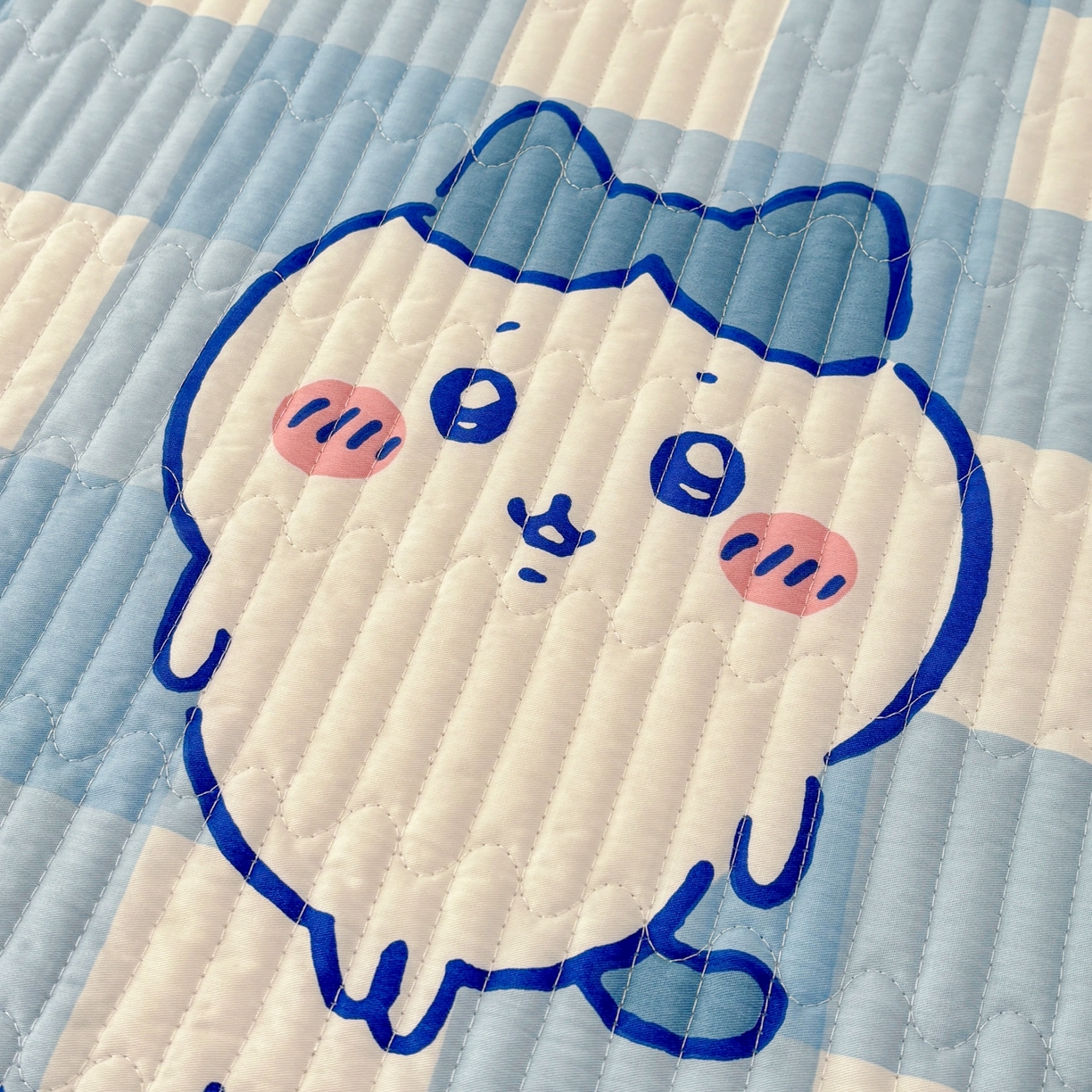 91家纺网 家纺一手货源 找家纺 孩子王家纺 2026新款Sanrio三丽鸥正版授权全棉纯棉夹棉多功能床垫-床盖（含防伪码） 蓝格乌萨奇