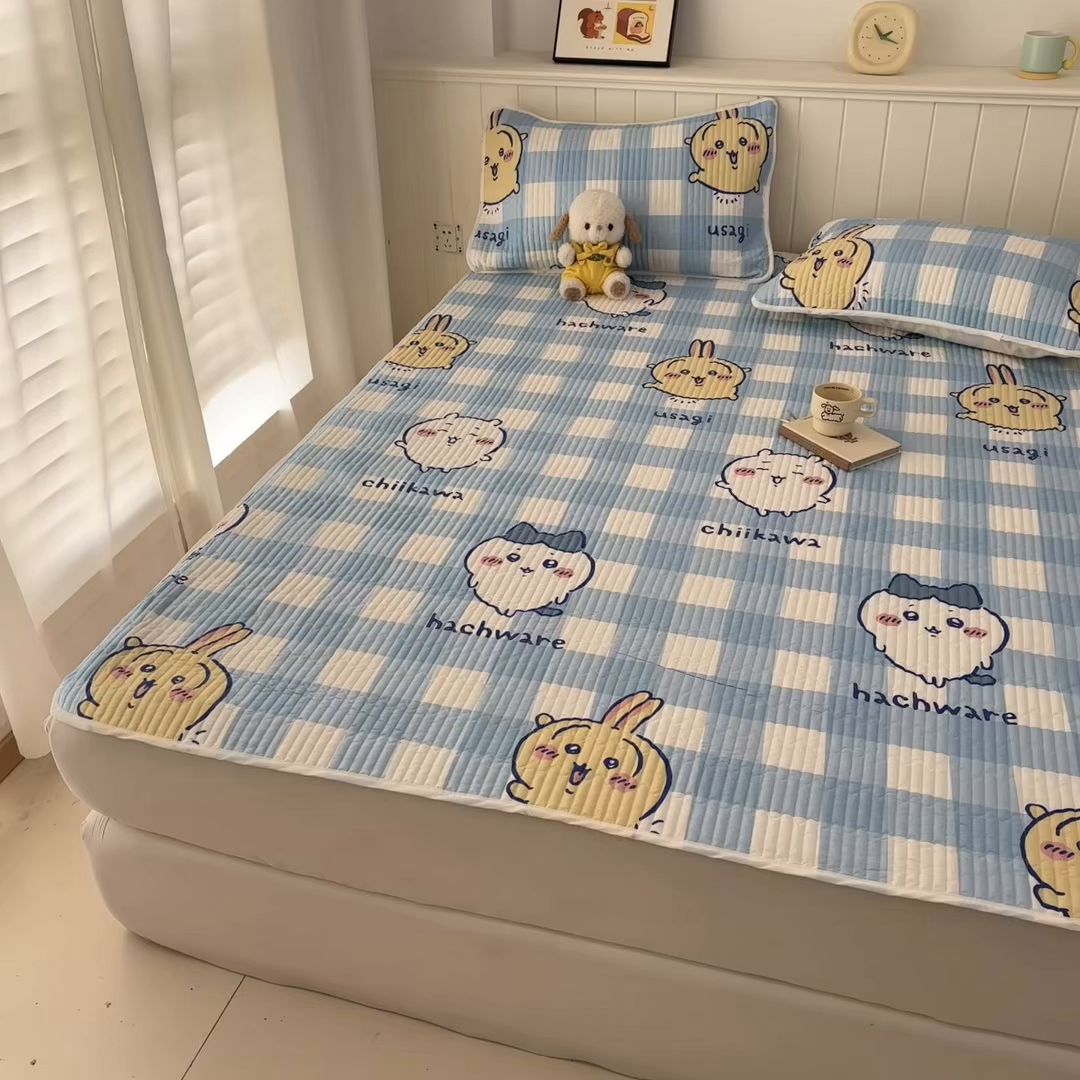 91家纺网 家纺一手货源 找家纺 孩子王家纺 2026新款Sanrio三丽鸥正版授权全棉纯棉夹棉多功能床垫-床盖（含防伪码） 蓝格乌萨奇