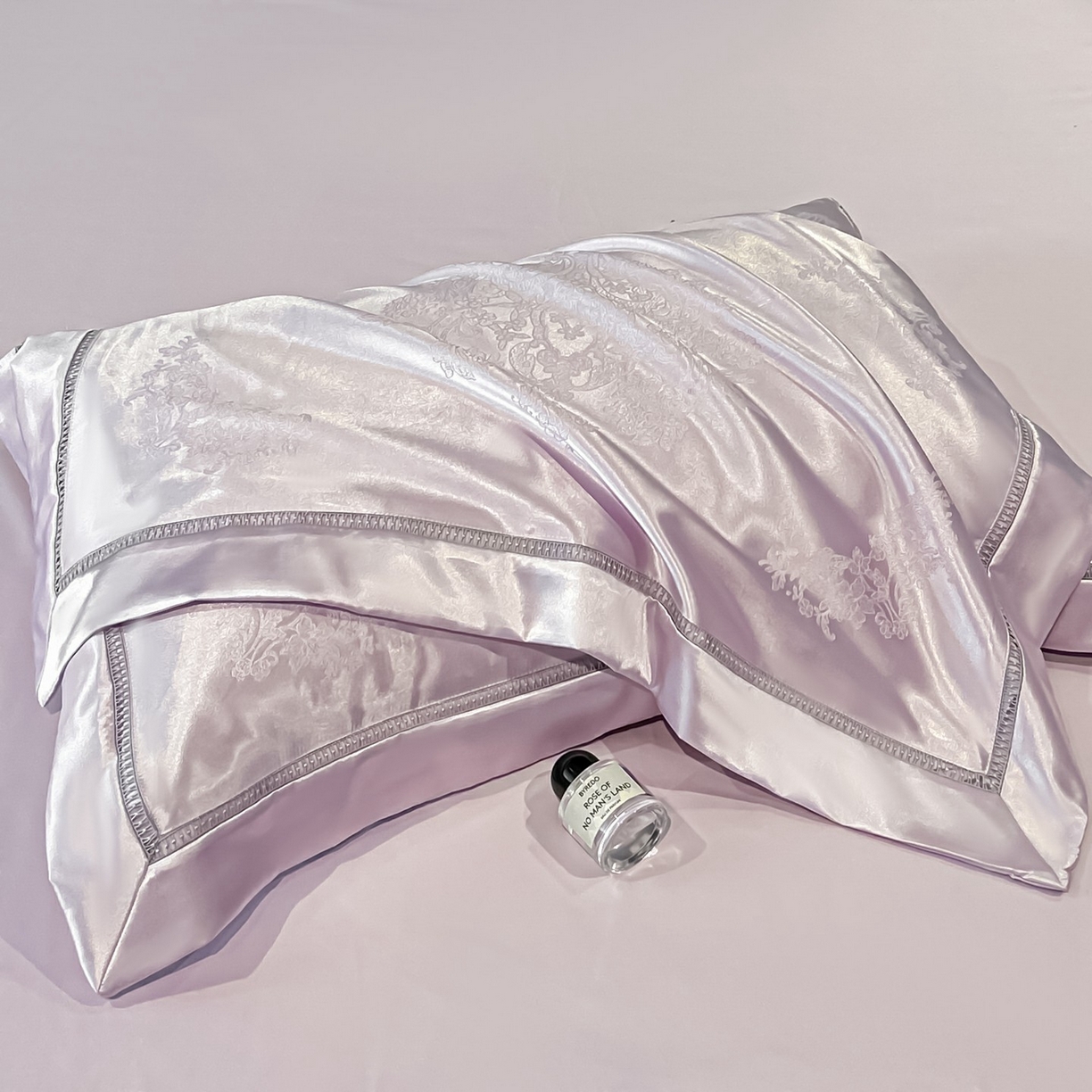 91家纺网 家纺一手货源 找家纺 博纳家纺 2026春夏新款轻奢高端色织定位提花拼角镂空款款四件套-沁园花语 沁园花语-浅紫