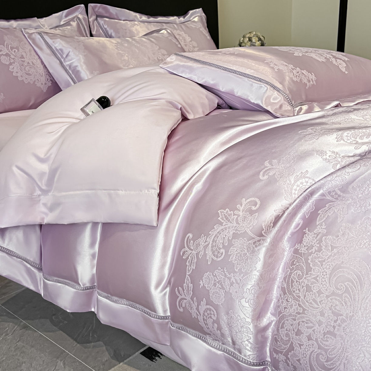 91家纺网 家纺一手货源 找家纺 博纳家纺 2026春夏新款轻奢高端色织定位提花拼角镂空款款四件套-沁园花语 沁园花语-浅紫