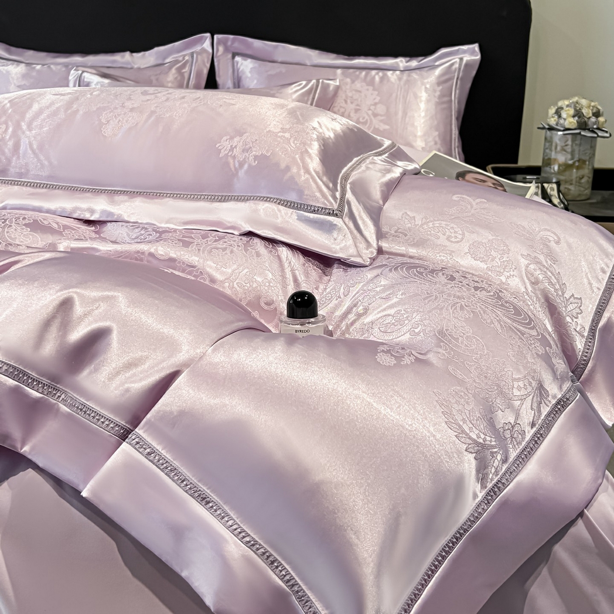 91家纺网 家纺一手货源 找家纺 博纳家纺 2026春夏新款轻奢高端色织定位提花拼角镂空款款四件套-沁园花语 沁园花语-浅紫