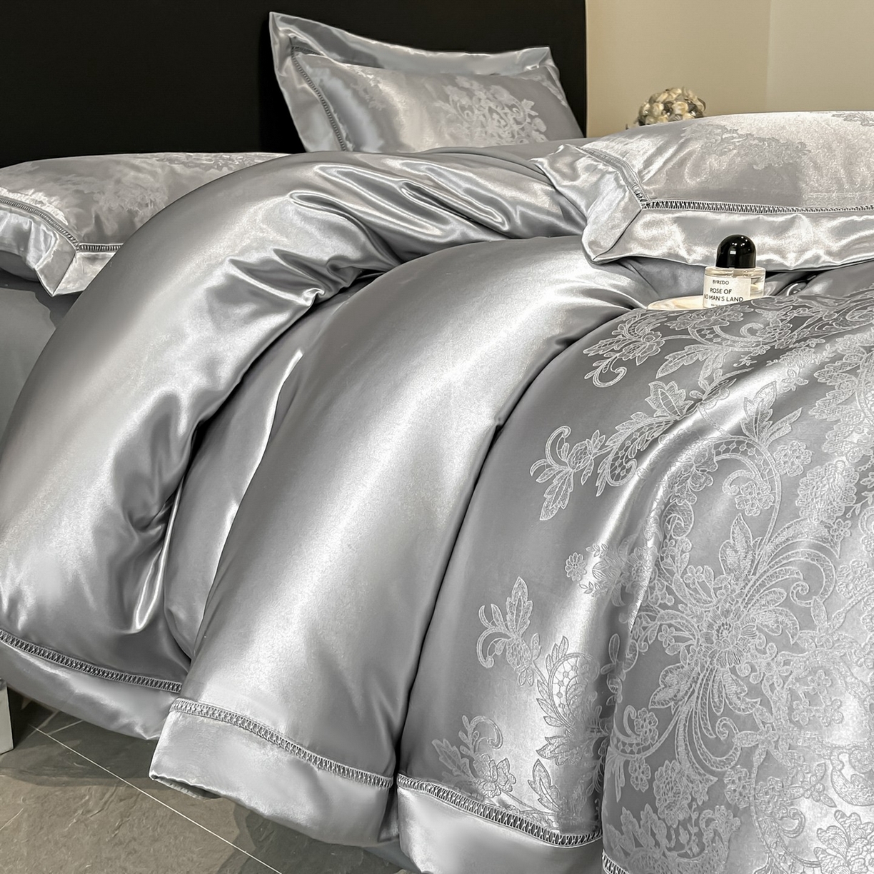 91家纺网 家纺一手货源 找家纺 博纳家纺 2026春夏新款轻奢高端色织定位提花拼角镂空款款四件套-沁园花语 沁园花语-绅士灰