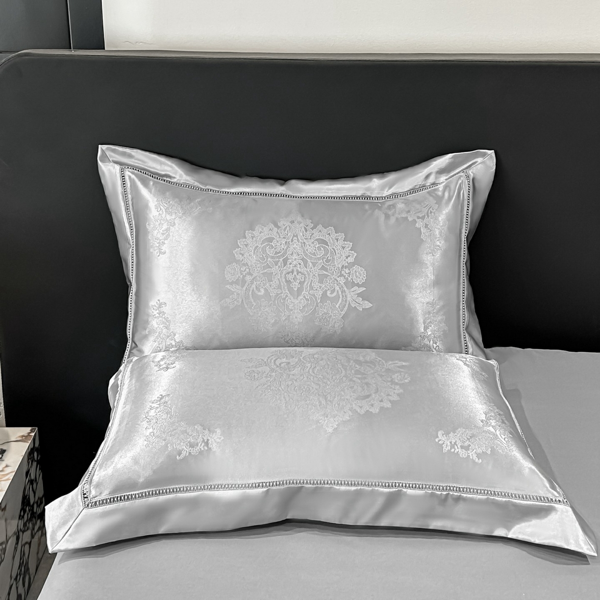 91家纺网 家纺一手货源 找家纺 博纳家纺 2026春夏新款轻奢高端色织定位提花拼角镂空款款四件套-沁园花语 沁园花语-绅士灰