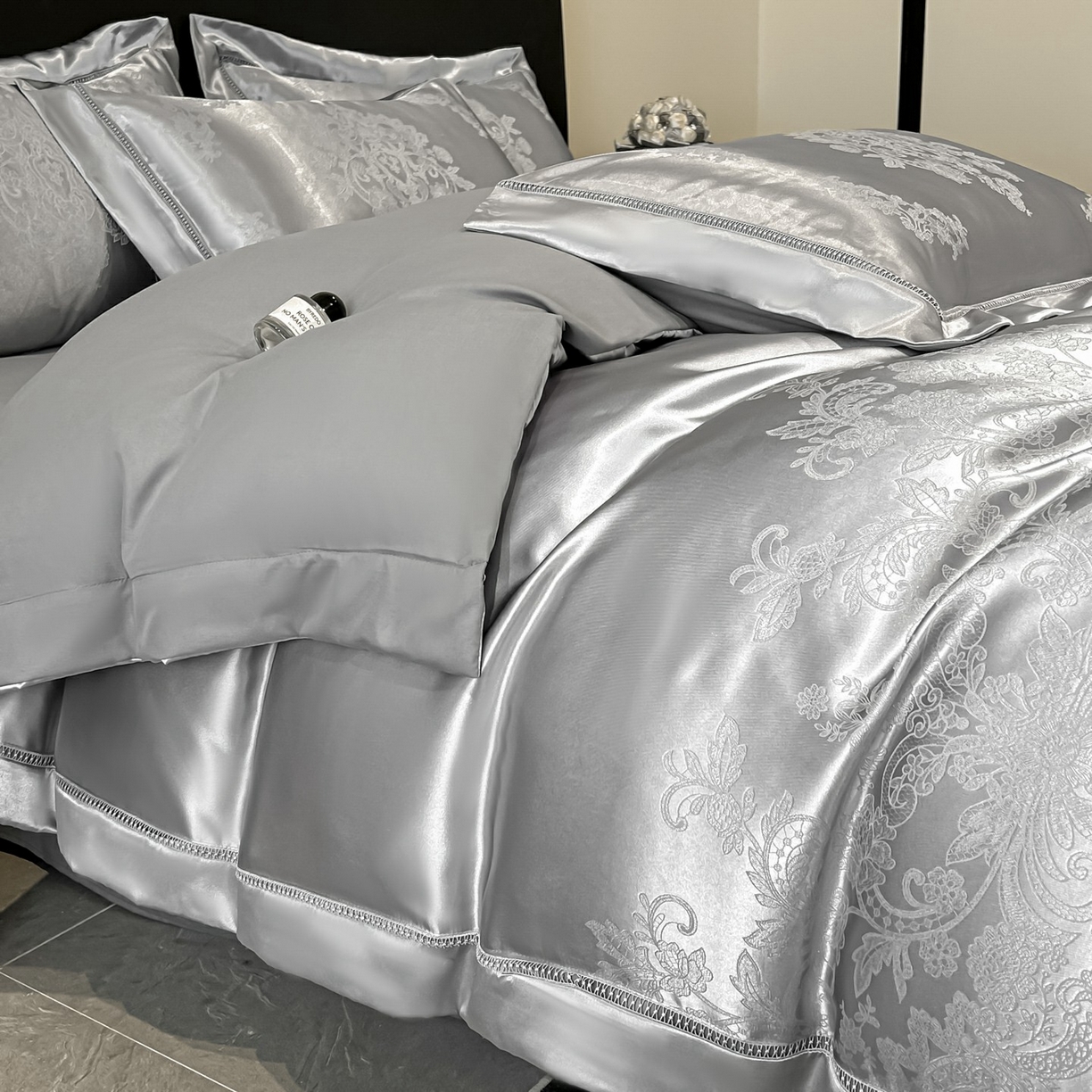 91家纺网 家纺一手货源 找家纺 博纳家纺 2026春夏新款轻奢高端色织定位提花拼角镂空款款四件套-沁园花语 沁园花语-绅士灰