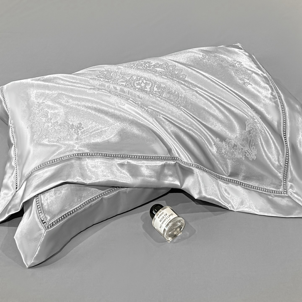 91家纺网 家纺一手货源 找家纺 博纳家纺 2026春夏新款轻奢高端色织定位提花拼角镂空款款四件套-沁园花语 沁园花语-绅士灰