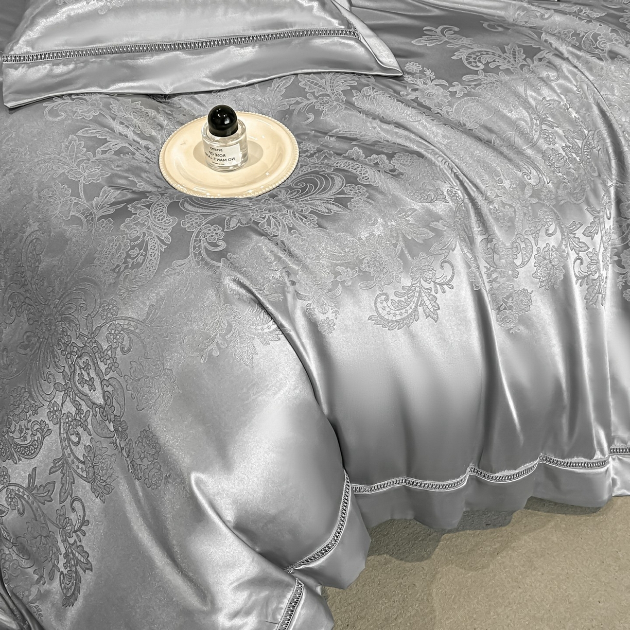 91家纺网 家纺一手货源 找家纺 博纳家纺 2026春夏新款轻奢高端色织定位提花拼角镂空款款四件套-沁园花语 沁园花语-绅士灰