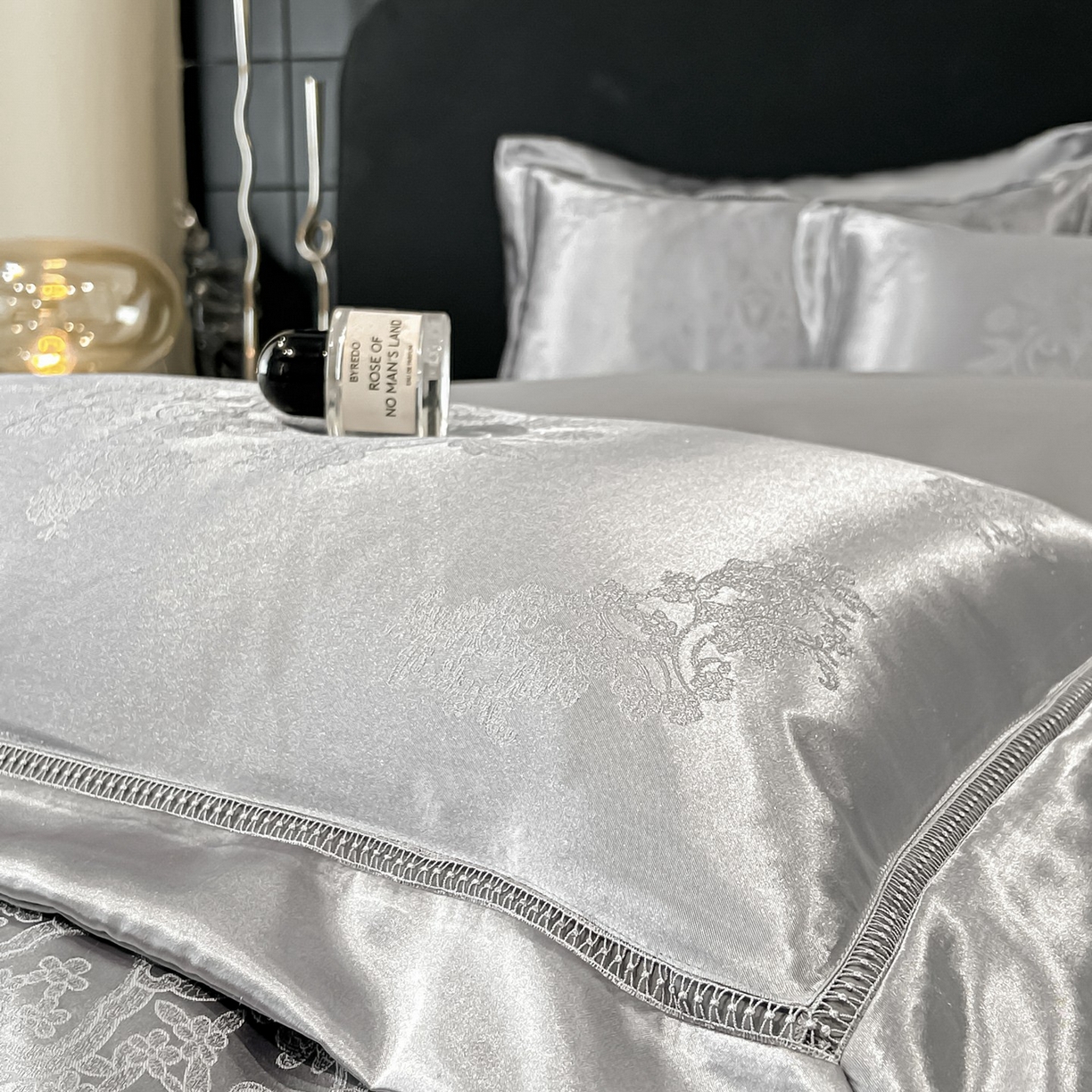 91家纺网 家纺一手货源 找家纺 博纳家纺 2026春夏新款轻奢高端色织定位提花拼角镂空款款四件套-沁园花语 沁园花语-绅士灰