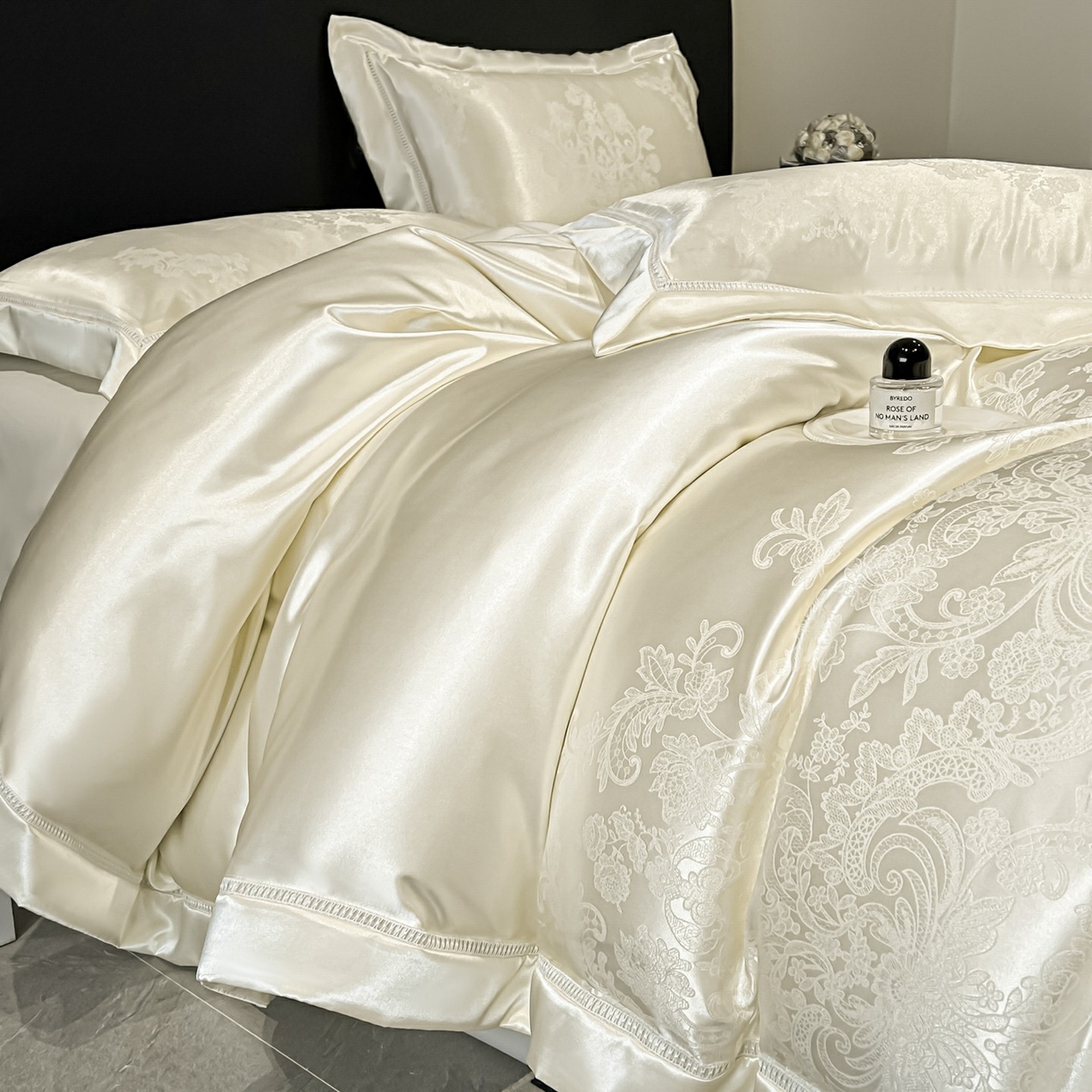 91家纺网 家纺一手货源 找家纺 博纳家纺 2026春夏新款轻奢高端色织定位提花拼角镂空款款四件套-沁园花语 沁园花语-象牙白