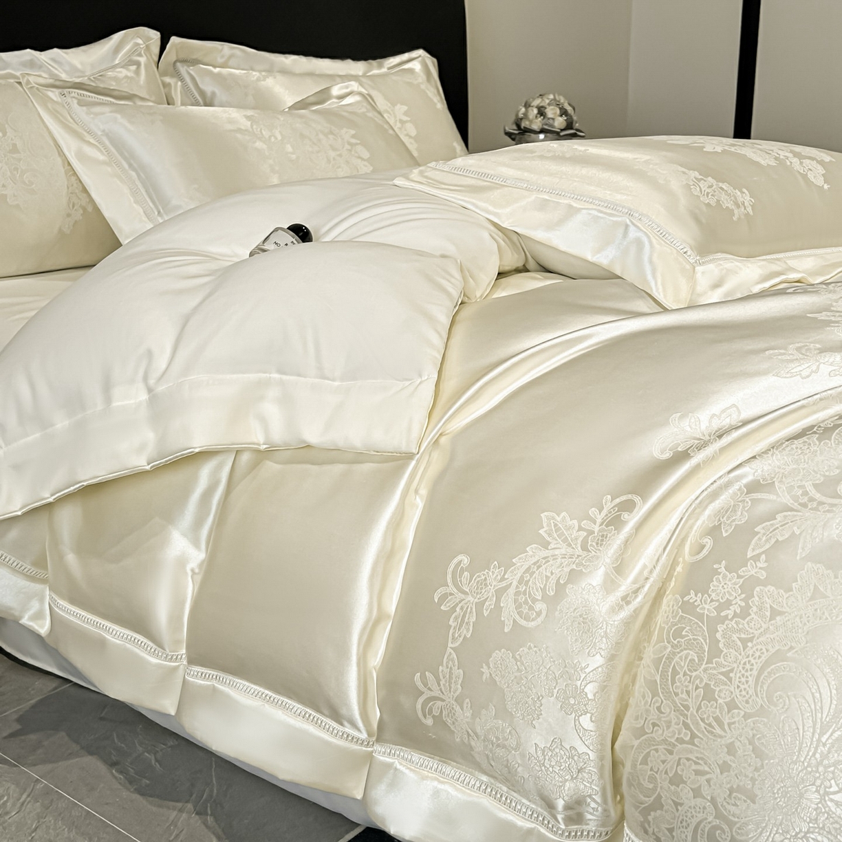 91家纺网 家纺一手货源 找家纺 博纳家纺 2026春夏新款轻奢高端色织定位提花拼角镂空款款四件套-沁园花语 沁园花语-象牙白