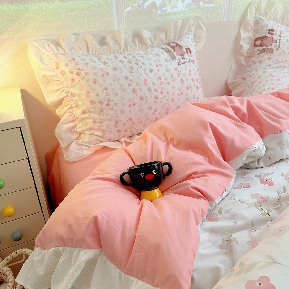 91家纺网 家纺一手货源 找家纺 孩子王家纺 2026新款韩式INS减龄小红书仿绣花花边款全棉纯棉卡通四件套 花漾少女与萌友