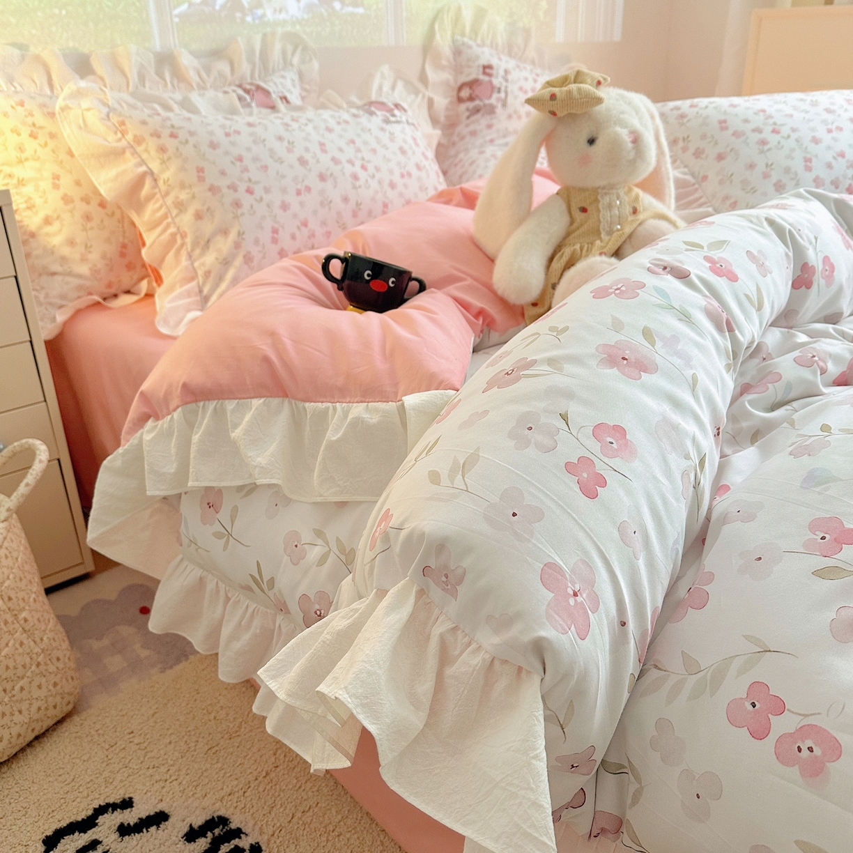 91家纺网 家纺一手货源 找家纺 孩子王家纺 2026新款韩式INS减龄小红书仿绣花花边款全棉纯棉卡通四件套 花漾少女与萌友