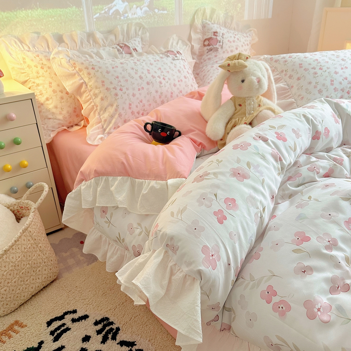 91家纺网 家纺一手货源 找家纺 孩子王家纺 2026新款韩式INS减龄小红书仿绣花花边款全棉纯棉卡通四件套 花漾少女与萌友