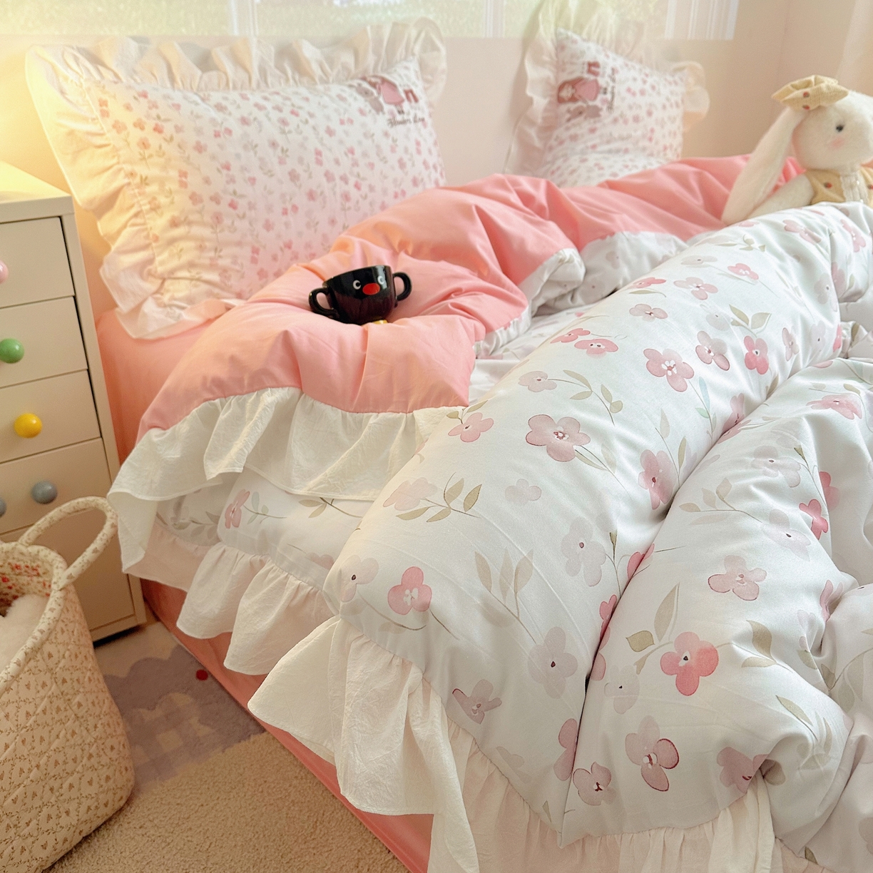 91家纺网 家纺一手货源 找家纺 孩子王家纺 2026新款韩式INS减龄小红书仿绣花花边款全棉纯棉卡通四件套 花漾少女与萌友