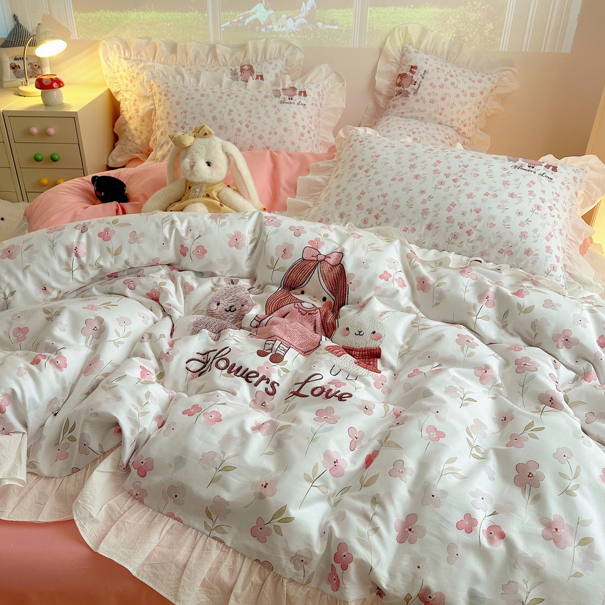 91家纺网 家纺一手货源 找家纺 孩子王家纺 2026新款韩式INS减龄小红书仿绣花花边款全棉纯棉卡通四件套 花漾少女与萌友