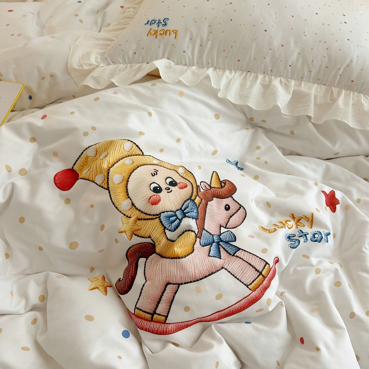 91家纺网 家纺一手货源 找家纺 孩子王家纺 2026新款韩式INS减龄小红书仿绣花花边款全棉纯棉卡通四件套 花边木马庄园