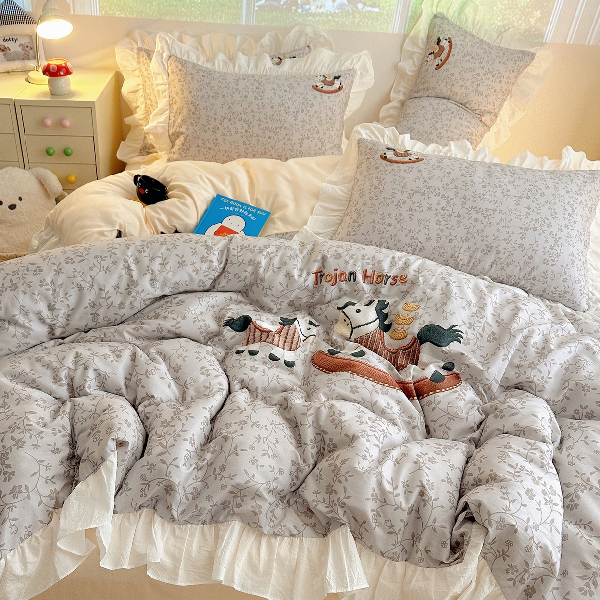 91家纺网 家纺一手货源 找家纺 孩子王家纺 2026新款韩式INS减龄小红书仿绣花花边款全棉纯棉卡通四件套 春日马戏班