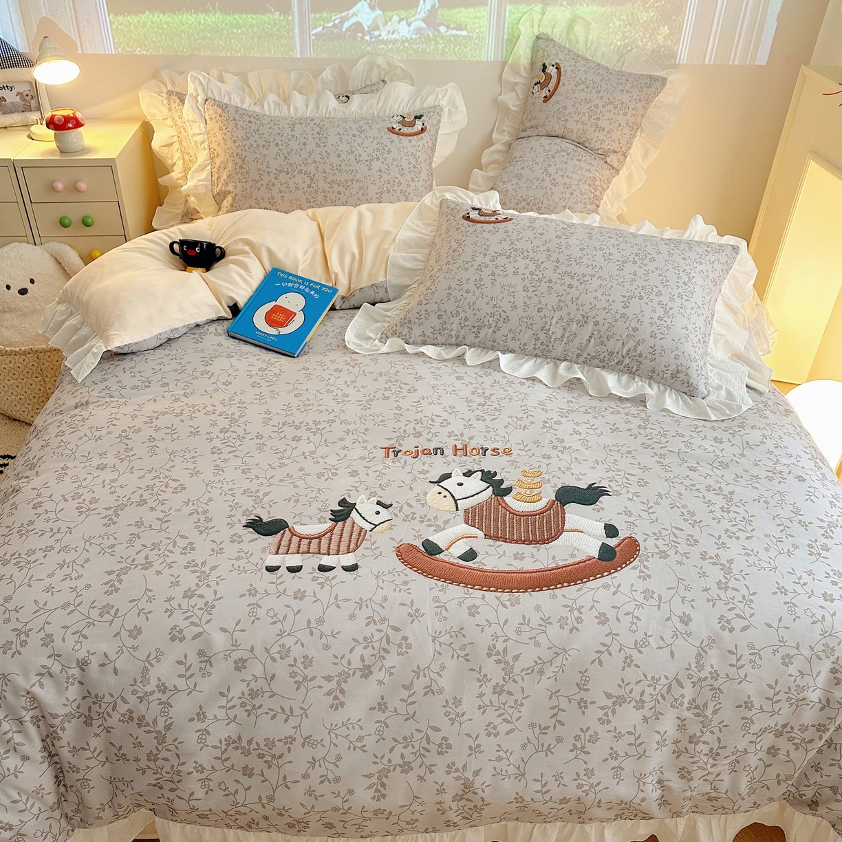 91家纺网 家纺一手货源 找家纺 孩子王家纺 2026新款韩式INS减龄小红书仿绣花花边款全棉纯棉卡通四件套 春日马戏班