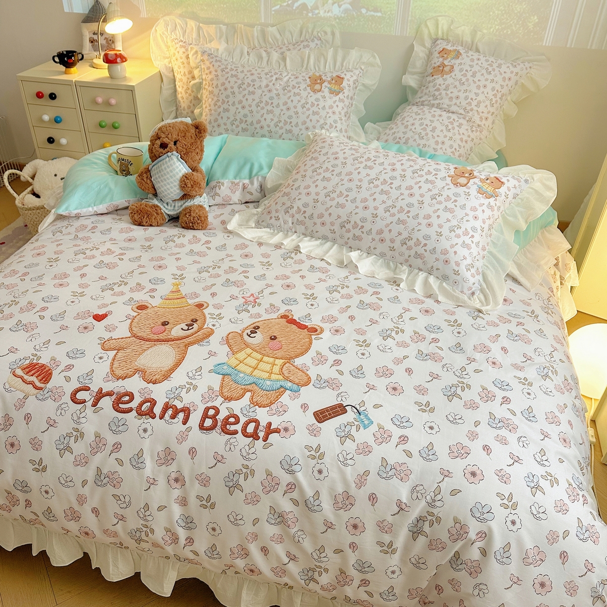 91家纺网 家纺一手货源 找家纺 孩子王家纺 2026新款韩式INS减龄小红书仿绣花花边款全棉纯棉卡通四件套 花边奶油小熊