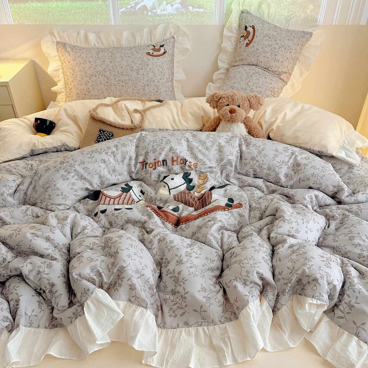 91家纺网 家纺一手货源 找家纺 孩子王家纺 2026新款韩式INS减龄小红书仿绣花花边款全棉纯棉卡通四件套 春日马戏班