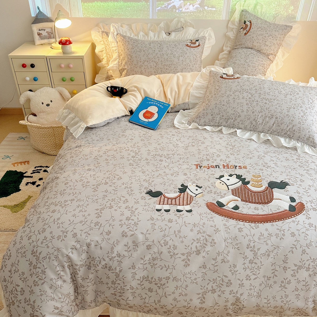 91家纺网 家纺一手货源 找家纺 孩子王家纺 2026新款韩式INS减龄小红书仿绣花花边款全棉纯棉卡通四件套 春日马戏班