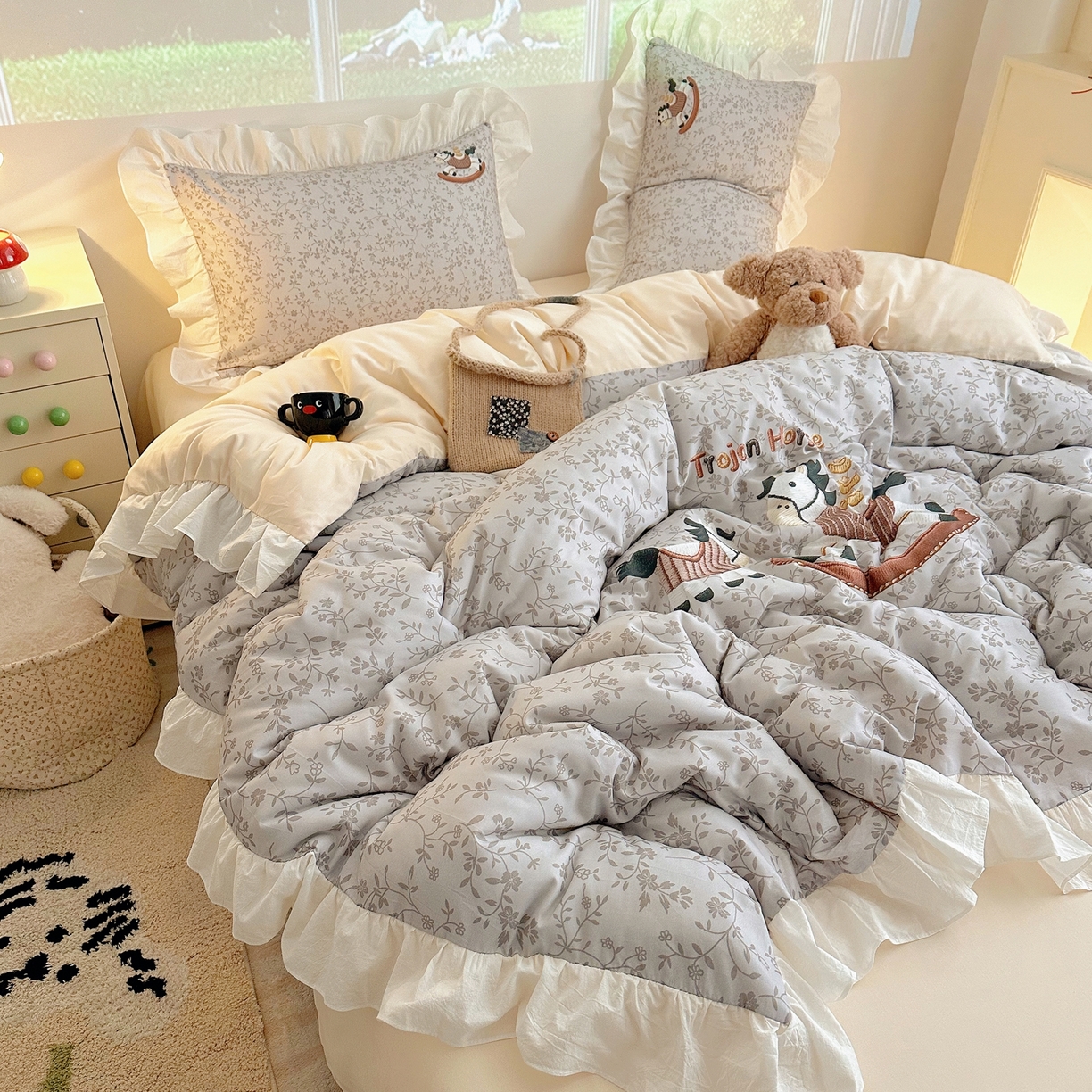 91家纺网 家纺一手货源 找家纺 孩子王家纺 2026新款韩式INS减龄小红书仿绣花花边款全棉纯棉卡通四件套 春日马戏班