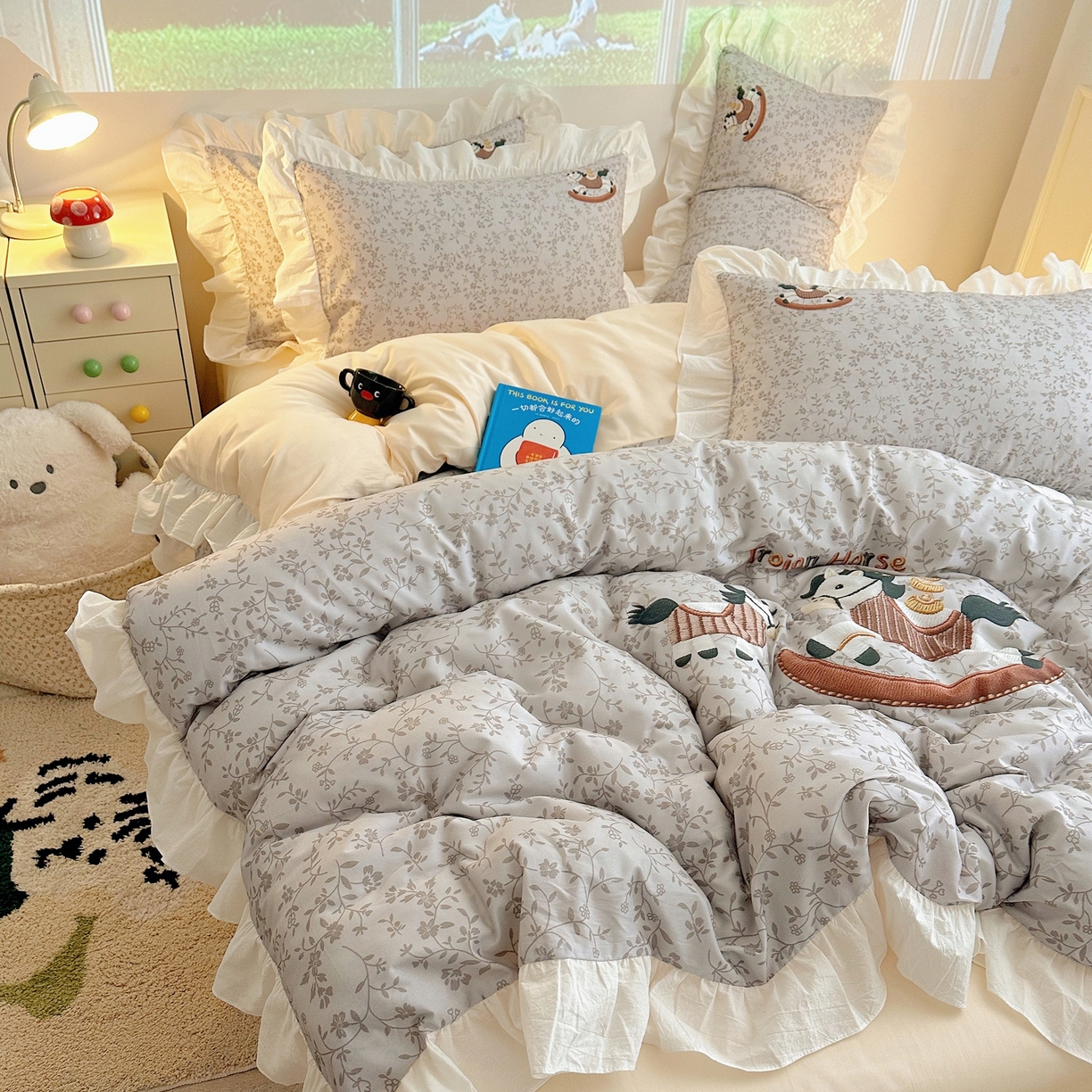 91家纺网 家纺一手货源 找家纺 孩子王家纺 2026新款韩式INS减龄小红书仿绣花花边款全棉纯棉卡通四件套 春日马戏班