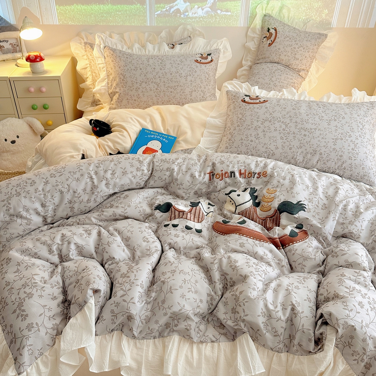 91家纺网 家纺一手货源 找家纺 孩子王家纺 2026新款韩式INS减龄小红书仿绣花花边款全棉纯棉卡通四件套 春日马戏班