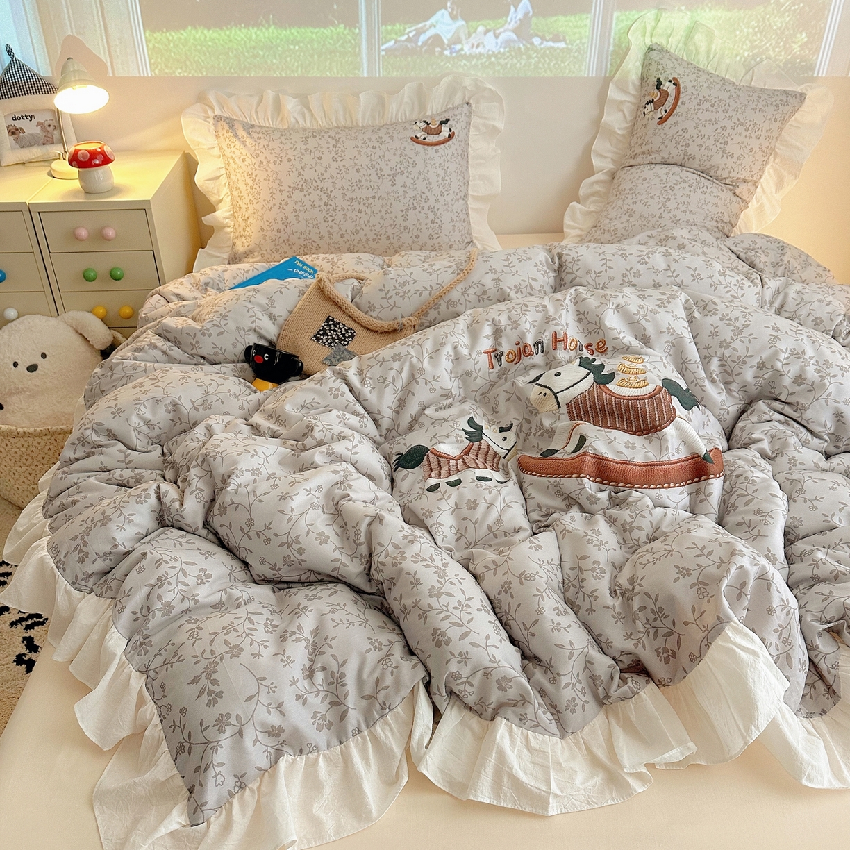 91家纺网 家纺一手货源 找家纺 孩子王家纺 2026新款韩式INS减龄小红书仿绣花花边款全棉纯棉卡通四件套 春日马戏班