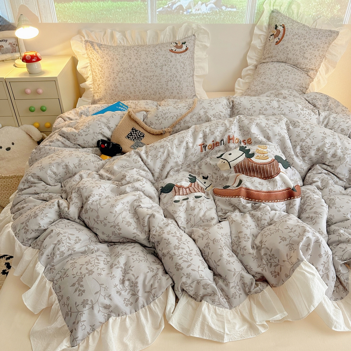 91家纺网 家纺一手货源 找家纺 孩子王家纺 2026新款韩式INS减龄小红书仿绣花花边款全棉纯棉卡通四件套 春日马戏班