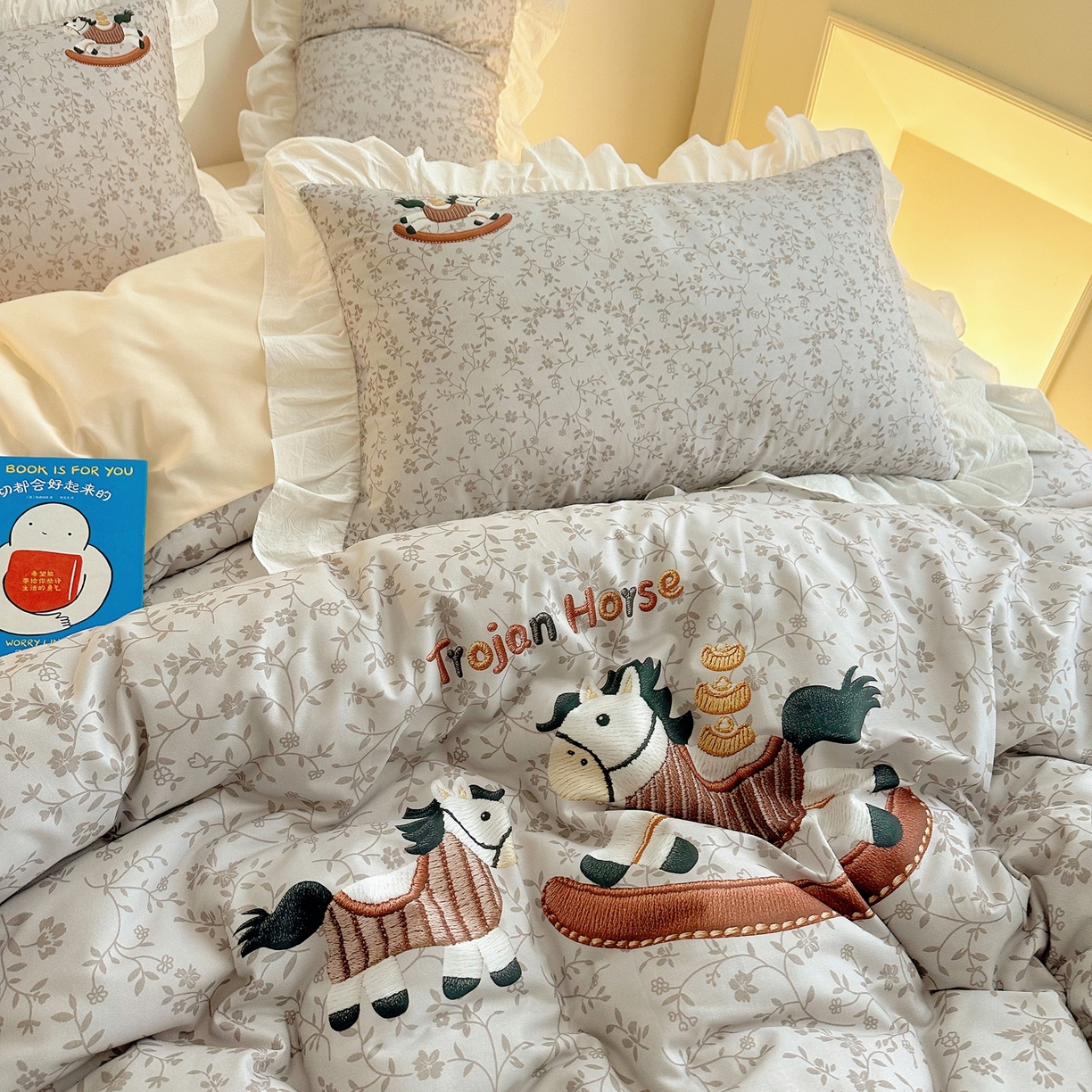 91家纺网 家纺一手货源 找家纺 孩子王家纺 2026新款韩式INS减龄小红书仿绣花花边款全棉纯棉卡通四件套 春日马戏班