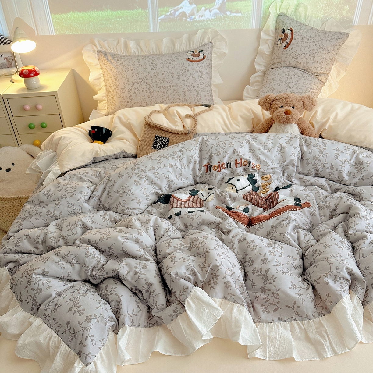 91家纺网 家纺一手货源 找家纺 孩子王家纺 2026新款韩式INS减龄小红书仿绣花花边款全棉纯棉卡通四件套 春日马戏班