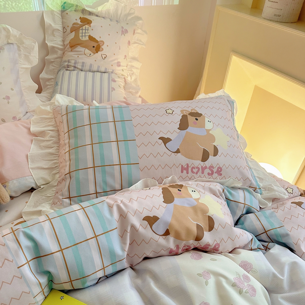 91家纺网 家纺一手货源 找家纺 孩子王家纺 2026新款韩式INS减龄小红书花边款全棉纯棉卡通四件套 花边小马拼拼乐