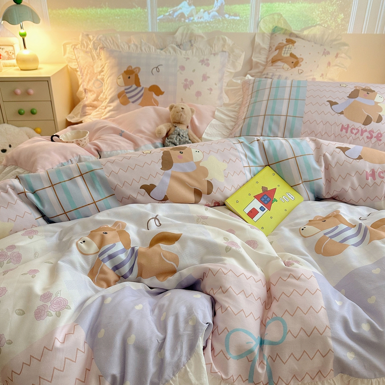 91家纺网 家纺一手货源 找家纺 孩子王家纺 2026新款韩式INS减龄小红书花边款全棉纯棉卡通四件套 花边小马拼拼乐