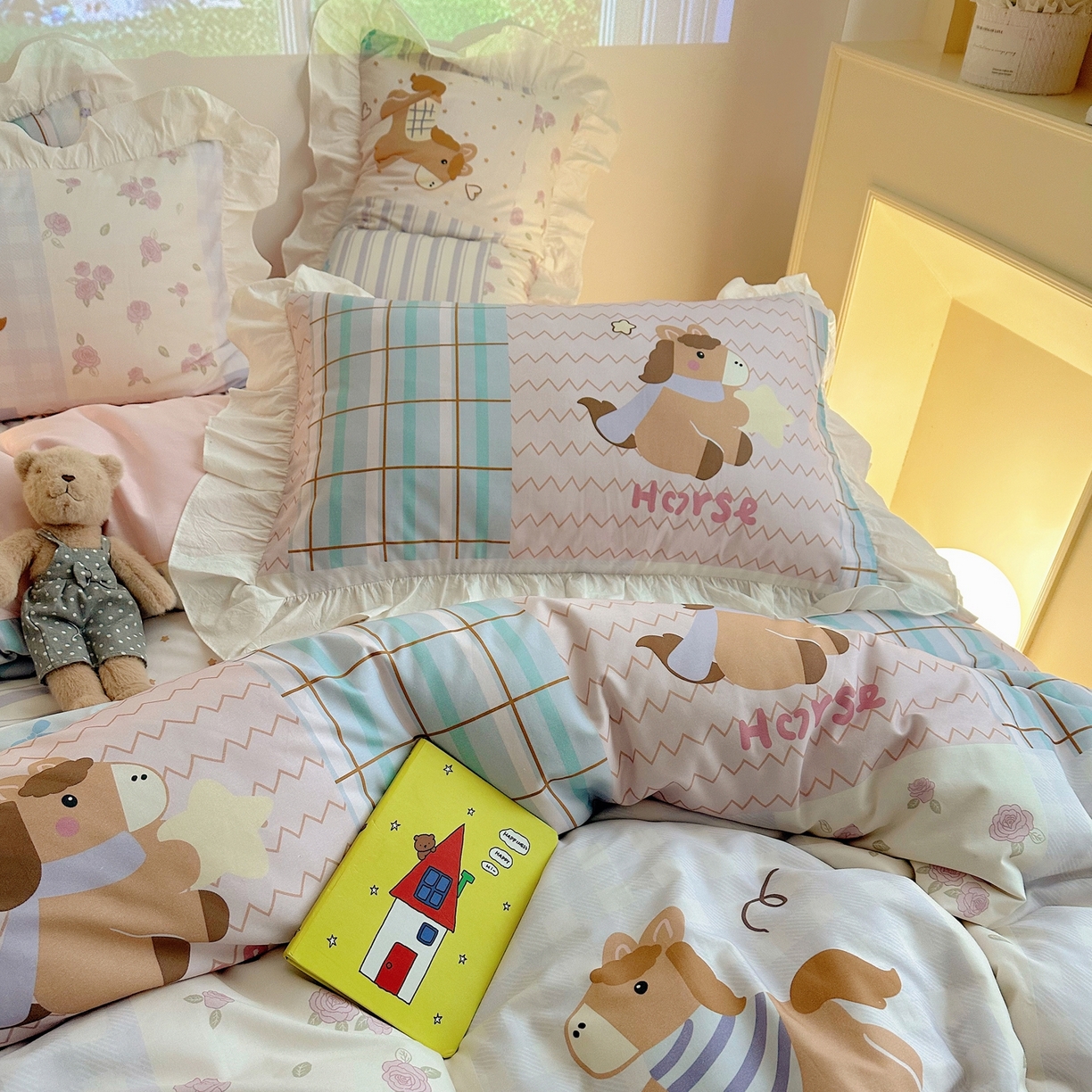 91家纺网 家纺一手货源 找家纺 孩子王家纺 2026新款韩式INS减龄小红书花边款全棉纯棉卡通四件套 花边小马拼拼乐