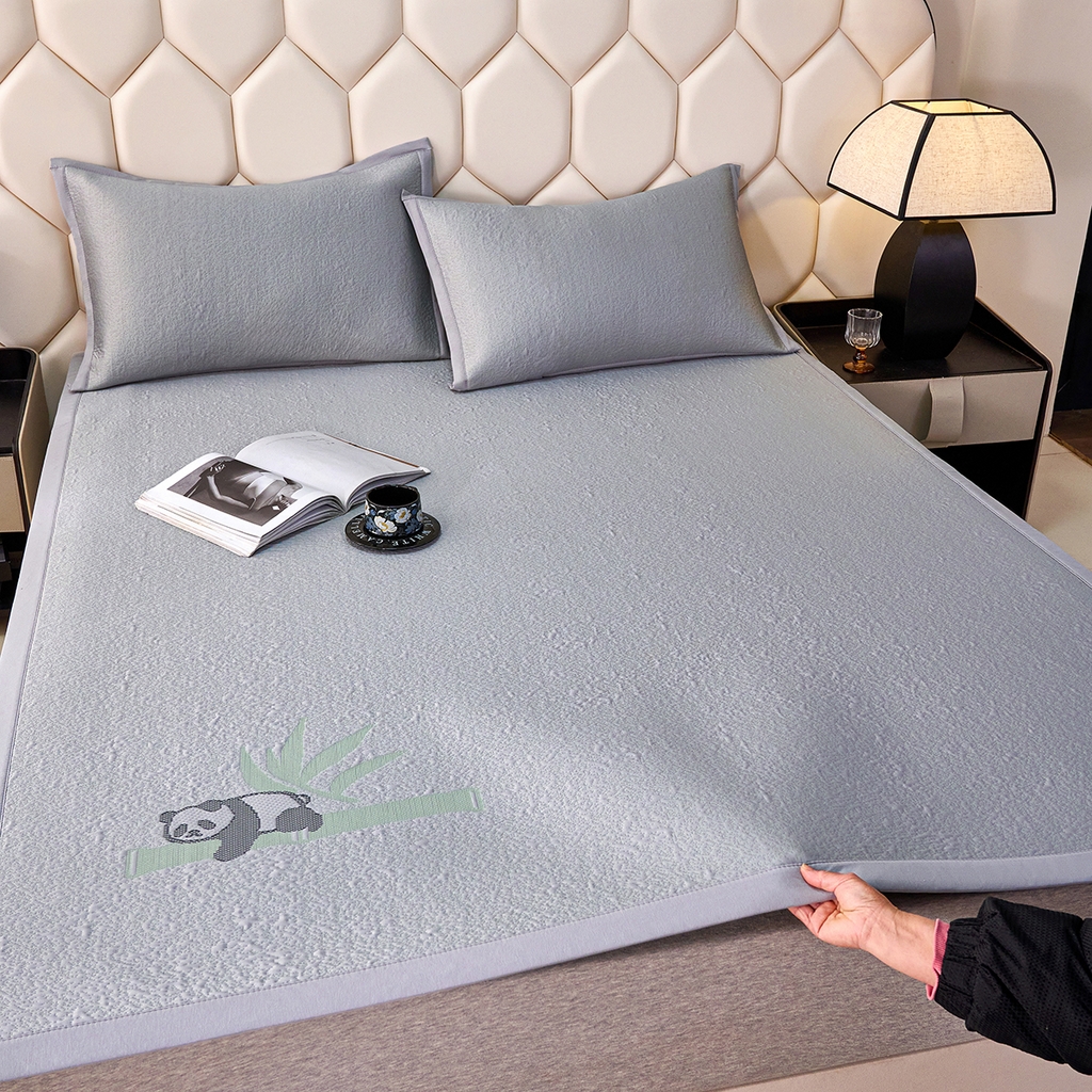 91家纺网 家纺一手货源 找家纺 （总）梵克保罗 2026春夏新款A类3D凉感冰豆豆席刺绣席子凉席三件套-平铺款熊猫抱竹