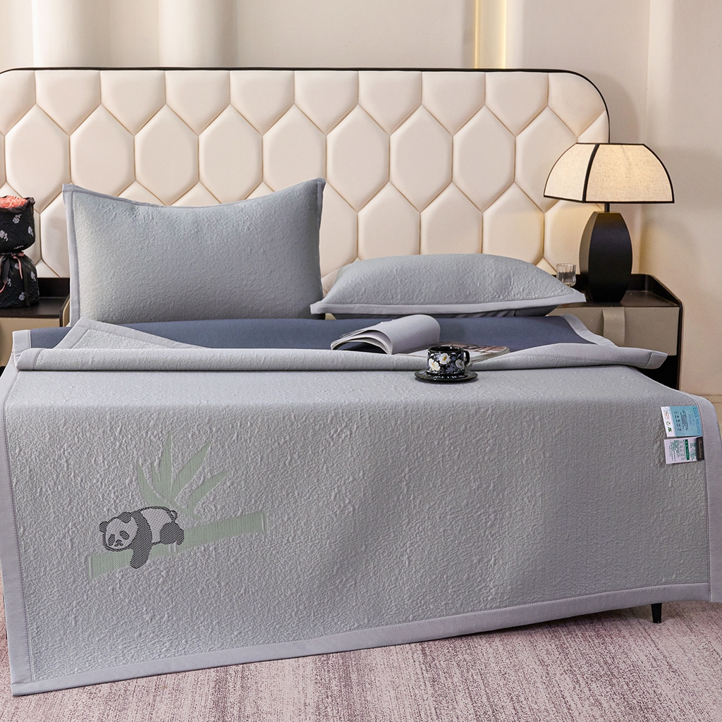 91家纺网 家纺一手货源 找家纺 梵克保罗 2026春夏新款A类3D凉感冰豆豆席刺绣席子凉席三件套-平铺款熊猫抱竹 平铺款-熊猫抱竹灰