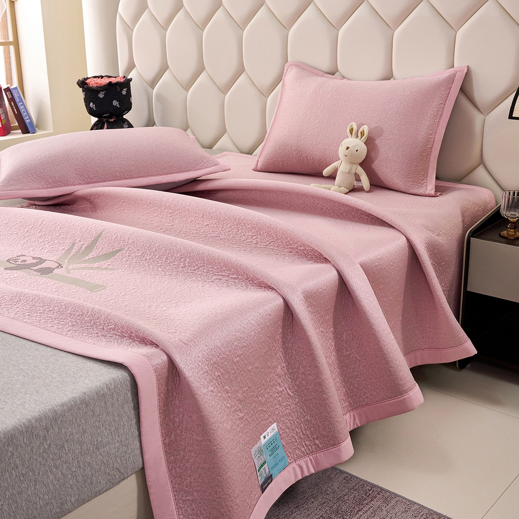 91家纺网 家纺一手货源 找家纺 梵克保罗 2026春夏新款A类3D凉感冰豆豆席刺绣席子凉席三件套-平铺款熊猫抱竹 平铺款-熊猫抱竹粉